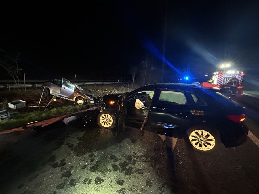 Beide Autofahrerinnen wurden bei der Kollision schwer verletzt.