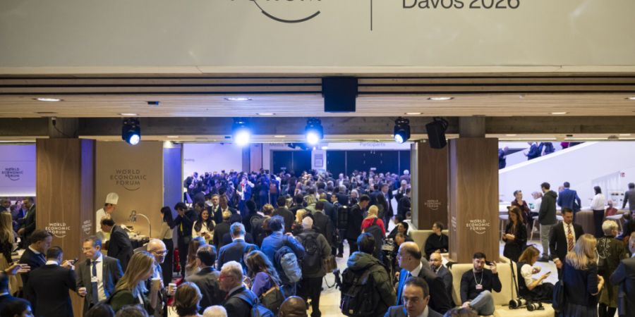 Die Schlange vor der Davoser Kongresshalle erstreckt sich über mehrere Abschnitte des ganzen Zentrums.