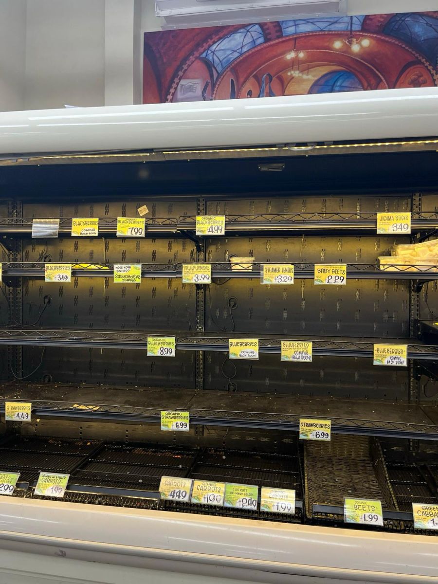 Jasmin zeigt, wie das Regal im Supermarkt aussieht: Früchte und Gemüse suchte man am Freitagabend vergeblich.