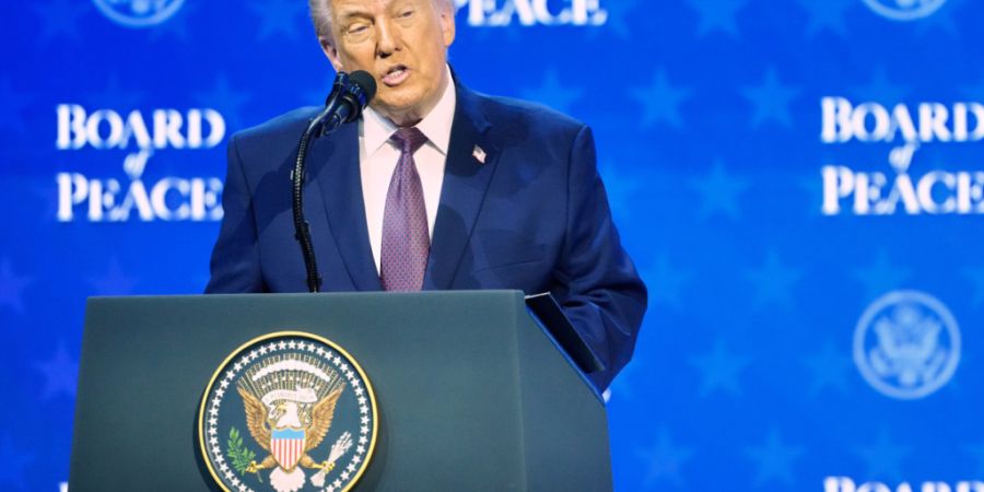 US-Präsident Donald Trump spricht während des 56. Jahrestreffens des Weltwirtschaftsforums (WEF). Foto: Markus Schreiber/AP/dpa