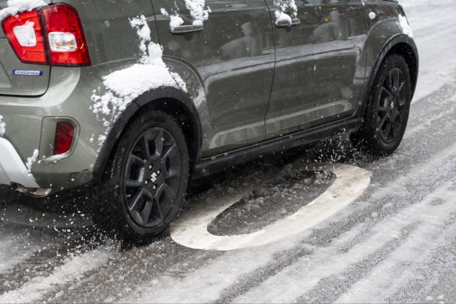 Im Strassenverkehr ist Vorsicht geboten: Teilweise kann es zu Schneeglätte kommen. (Symbolbild)