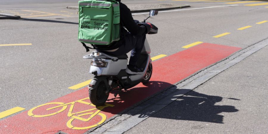 Der Kanton Basel-Stadt muss verhindern, dass Uber Eats und andere Dienstleister die sozialversicherungs- und personalverleihrechtlichen Vorgaben ignorieren oder umgehen. (Archivbild)