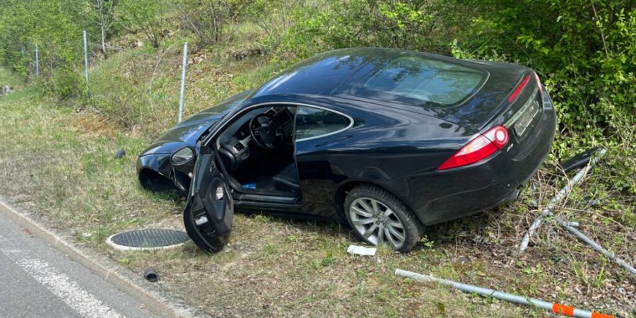 Beim Unfall bei der Werkausfahrt Emmen Süd entstand hoher Sachschaden.