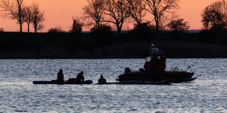 dpatopbilder - Helfer arbeiten in direkter Nähe des Wals. Der Buckelwal hat seine Position im flachen Wasser nicht wieder verlassen. Ein mehrköpfiges Team versucht den Wal wieder frei...