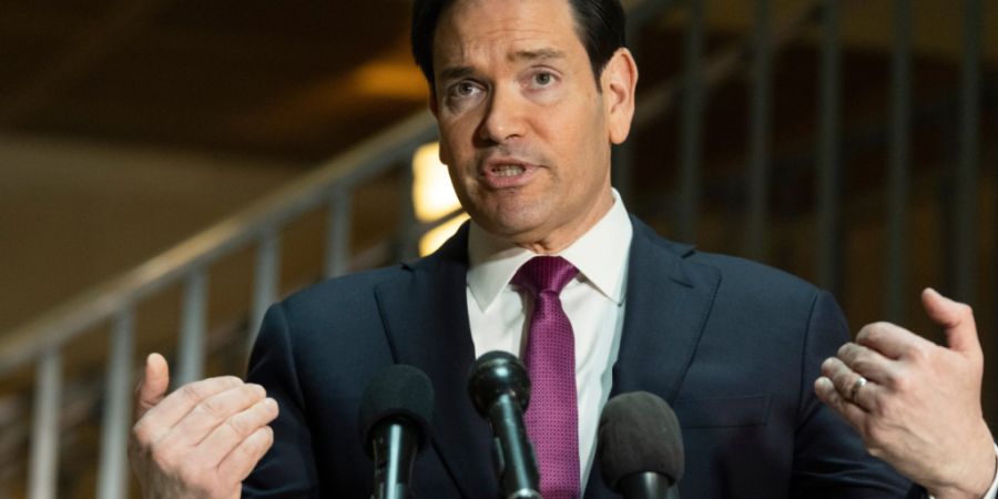 ARCHIV - US-Außenminister Marco Rubio spricht zu Reportern. Foto: Manuel Balce Ceneta/AP/dpa/Archivbild