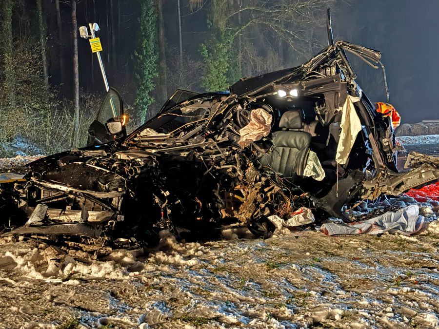 Am Auto entstand Totalschaden.