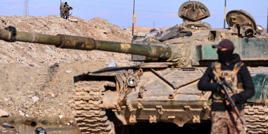 dpatopbilder - Soldaten der Syrischen Demokratischen Kräfte (SDF) sichern mit gepanzerten Militärfahrzeugen Straßen. Foto: Baderkhan Ahmad/AP/dpa