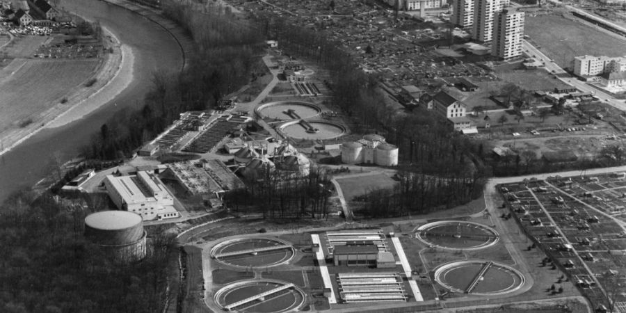 Die Kläranlage Werdhölzli in Zürich existiert seit 100 Jahren. Im Bild eine Aufnahme von 1970. (Archivbild)