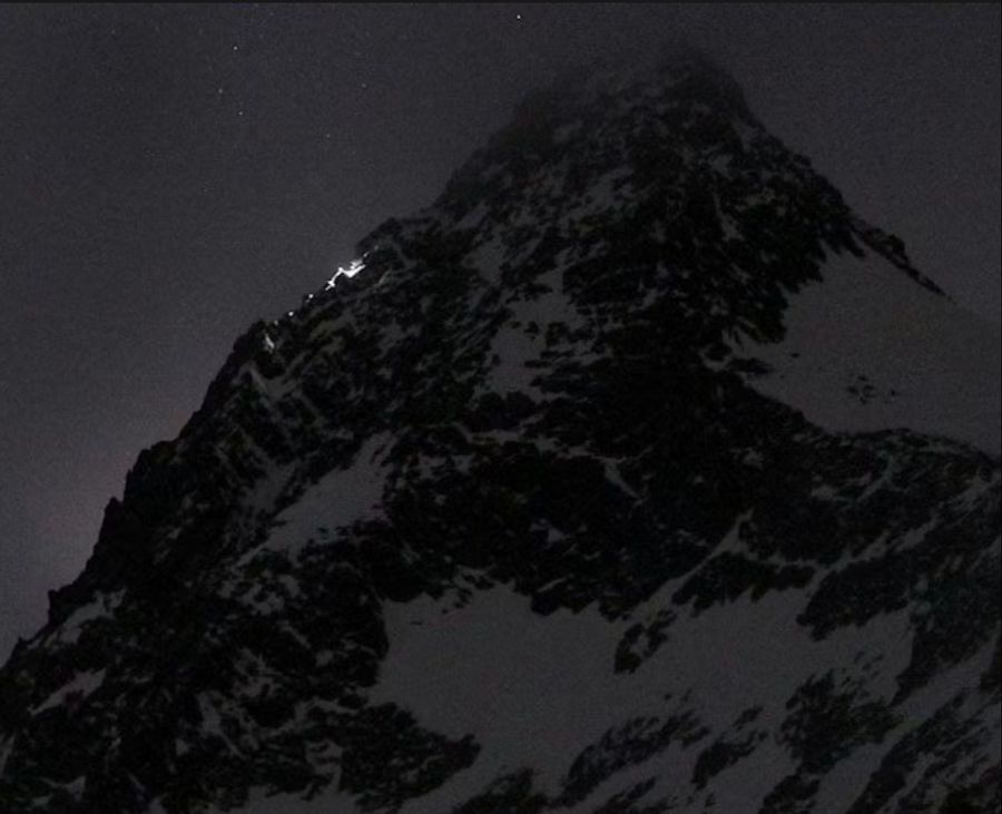 Im Januar liess ein Mann seine Freundin kurz vor dem Gipfel des Grossglockners zurück. Die Webcam nahm die Notlichter auf.