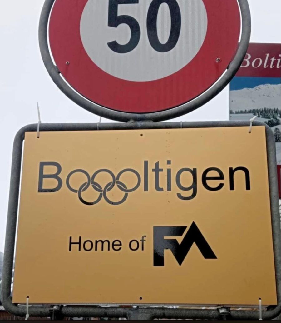 Das Ortsschild in Boltigen wurde vergoldet.