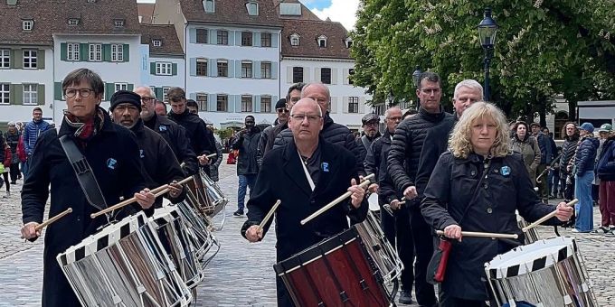 Trotz Unterstützung von Swisslos musste das Freilichtspiel «ein Totentanz zu Basel» Konkurs anmelden. Tambouren-Gruppe marschiert in Basel