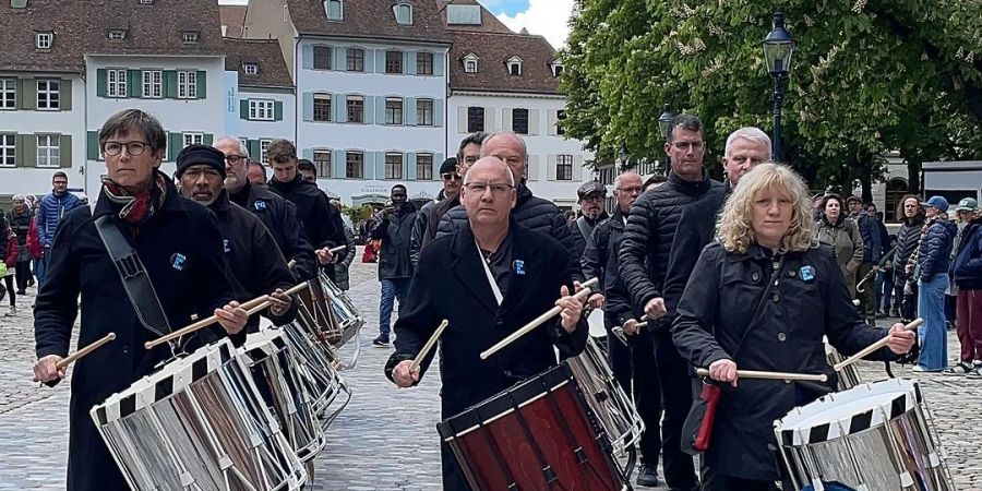 Tambouren-Gruppe marschiert in Basel