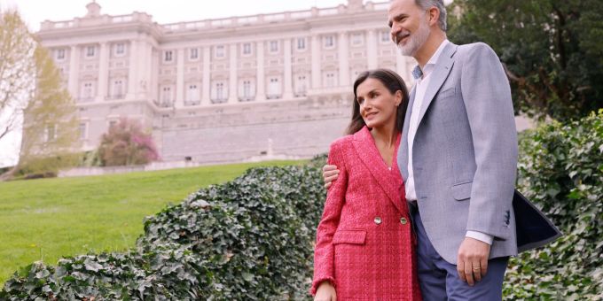 König Felipe VI. und Königin Letizia im Park des Palacio Real in Madrid. Wie echt ist dieses Bild wohl? Königin Letizia König Felipe