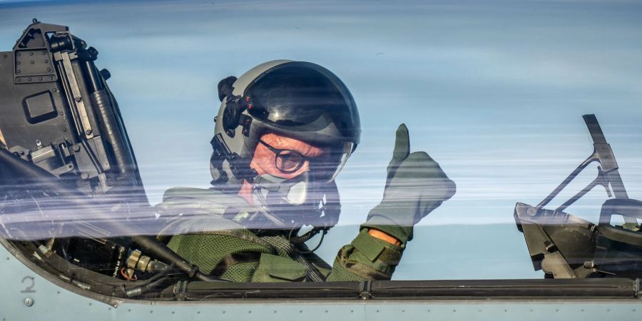 Hobbypilot Merz im Kampfjet Eurofighter - nun gibt es Kritik. (Archivbild)