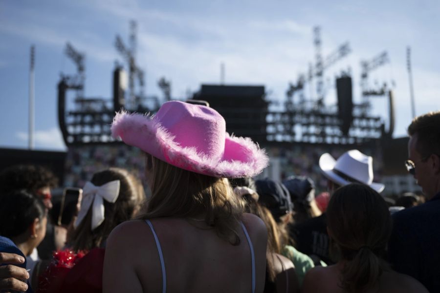 Taylor-Swift-Fans nehmen viel auf sich, um ihr Idol zu sehen. Einige reisen sogar aus den USA in die Schweiz.