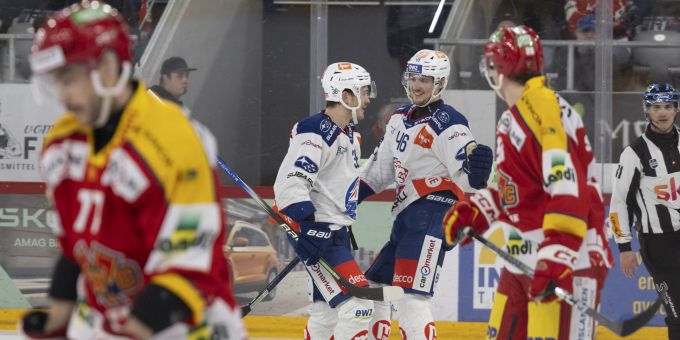 Rudolfs Balcers (li.) und Dean Kukan treffen für die ZSC Lions gegen den EHC Biel im Playoff. ZSC Lions EHC Biel