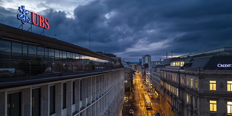 Die Übernahme der Credit Suisse (CS) könnte für die UBS teuer werden: «Fusionen zwischen etablierten Banken wie UBS und CS, die nicht mehr schnell wachsen und weniger profitabel sind als ihre Konkurrenten, funktionieren fast nie», sagte Finanzprofessor Arturo Bris. (Archivbild)