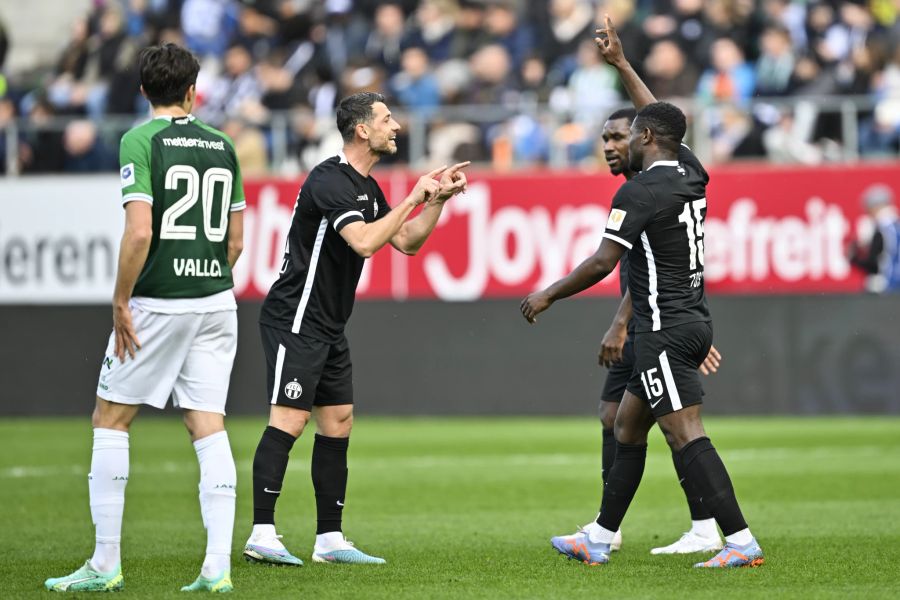 Jubel bei den Zürchern: Aiyegun Tosin (r.) bringt den Stadtclub in der ersten Halbzeit in Führung.