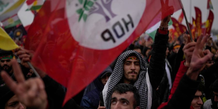 Anhänger der prokurdischen Demokratischen Volkspartei (HDP) während der Newroz-Feierlichkeiten zum Frühlingsbeginn (Archivbild).