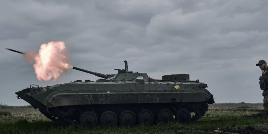 Ein ukrainischer Schützenpanzer feuert auf russische Stellungen in der Nähe von Awdiwka in der Region Donezk. Foto: LIBKOS/AP/dpa