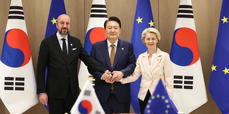 EU-Ratspräsident Charles Michel (l-r), Südkoreas Präsident Yoon Suk Yeol und EU-Kommissionspräsidentin Ursula von der Leyen zeigen Einigkeit.
