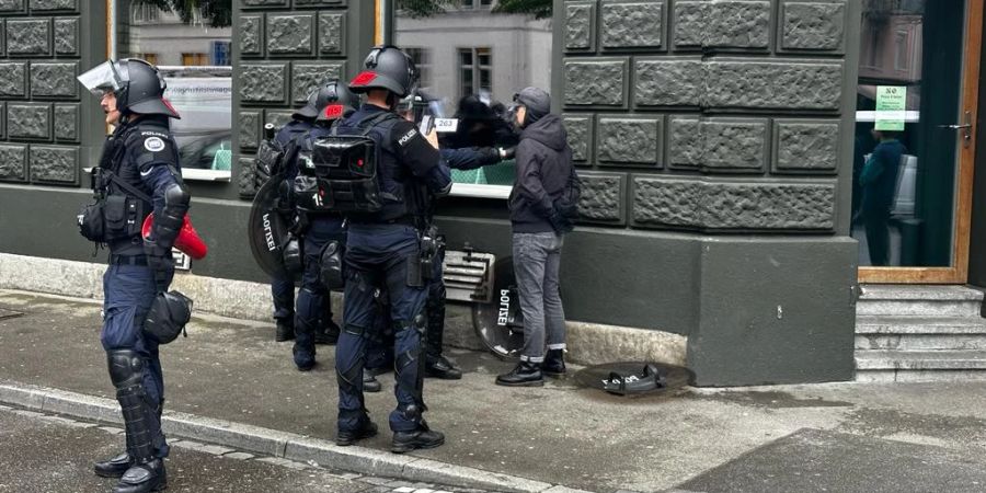 Erste Verhaftungen nur kurz nach Start der unbewilligten Demonstration in Zürich.