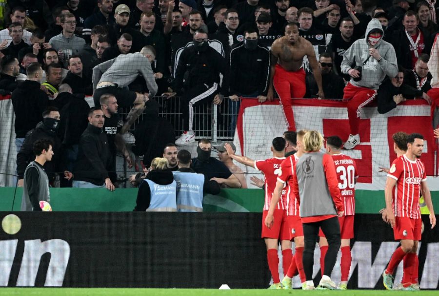 Das Spiel musste für kurze Zeit unterbrochen werden. Die Ultras begaben sich schliesslich wieder auf die Tribüne.