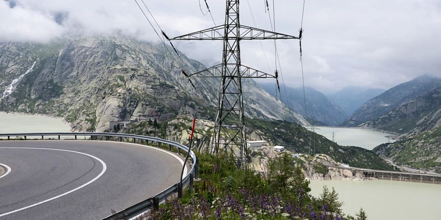 Die Stromleitungen über die Grimsel sollen in den Boden verlegt werden. Gleichzeitig soll ein Bahntunnel entstehen. Der Nationalrat will dieses Projekt prüfen lassen. (Archivbild)