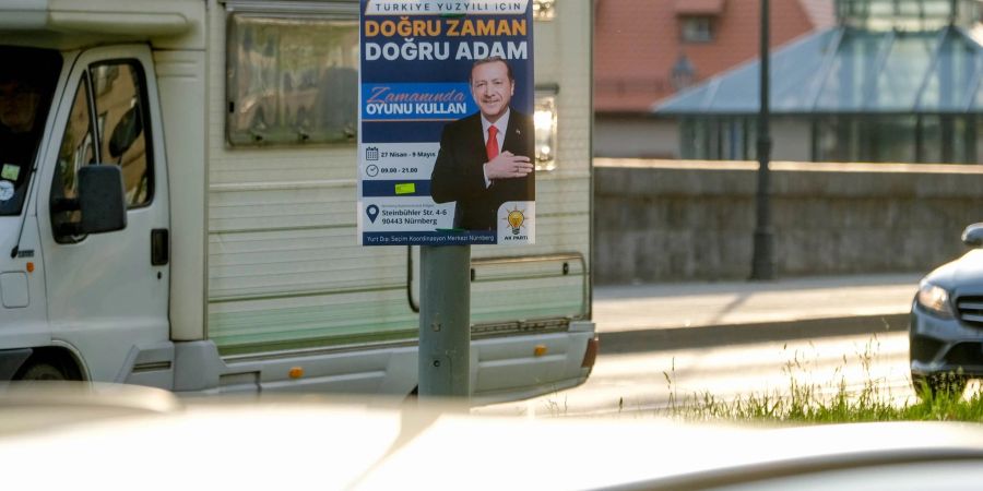 Ein Plakat wirbt in Nürnberg für die Präsidentenwahl in der Türkei - Recep Tayyip Erdoğan ruft darauf türkische Wahlberechtigte dazu auf, am 14. Mai für ihn zu stimmen.