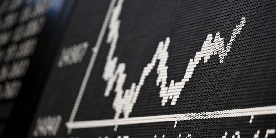 Fallende Dax-Kurve an der Frankfurter Wertpapierbörse. Viele Reiche rund um den Globus haben im vergangenen Jahr den Einbruch der Aktienmärkte zu spüren bekommen.