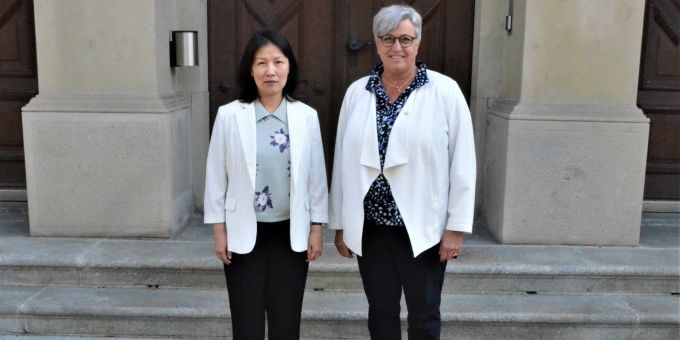 Generalkonsulin Chen Yun (links), Regierungspräsidentin Cornelia Komposch. Chen Yun und Cornelia Komposch