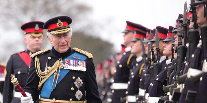 King Charles III. bei einer militärischen Inspektion. King Charles III.