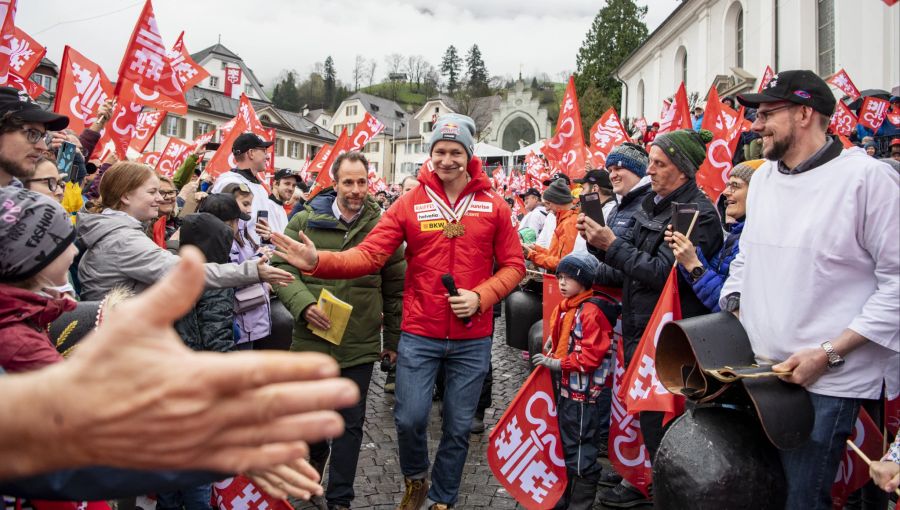 Die Fans harrten trotz garstigem Wetter aus und feierten den Ski-Star.