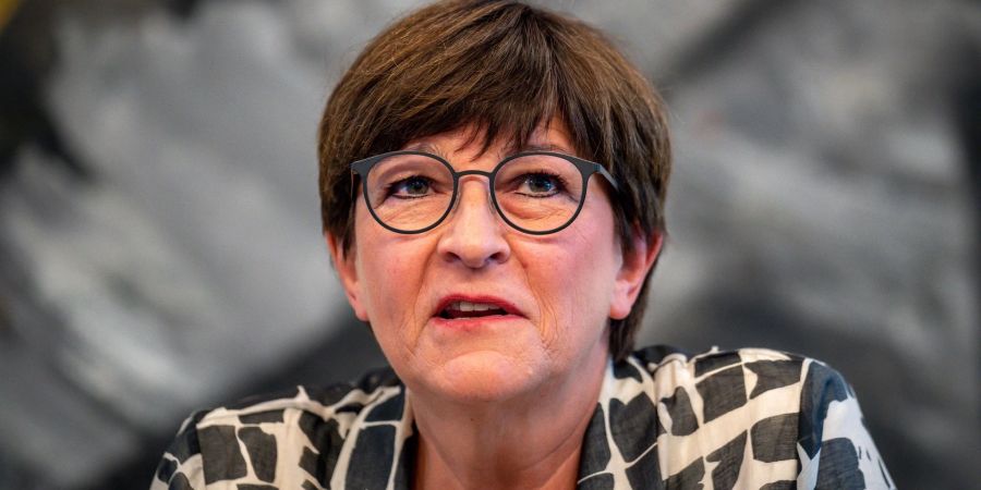 Die SPD-Bundesvorsitzende Saskia Esken verteidigt Pläne zum Bau eines LNG-Terminals in der Ostsee.