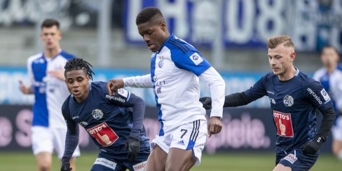 Thibault Klidje (l) von Luzern im Spiel gegen Dion Kacuri (m) von GC beim Super League Meisterschaftsspiel zwischen dem FC Luzern und den Grasshoppers vom Sonntag, 26. Februar 2023 in Luzern. super league