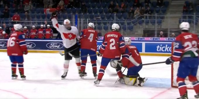 Andro Kaderli bringt die Schweiz im ersten Drittel in Führung. u18-wm