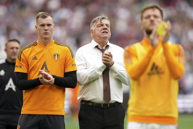 Sam Allardyce und seine Spieler bedanken sich bei den Fans für die Unterstützung. Sam Allardyce