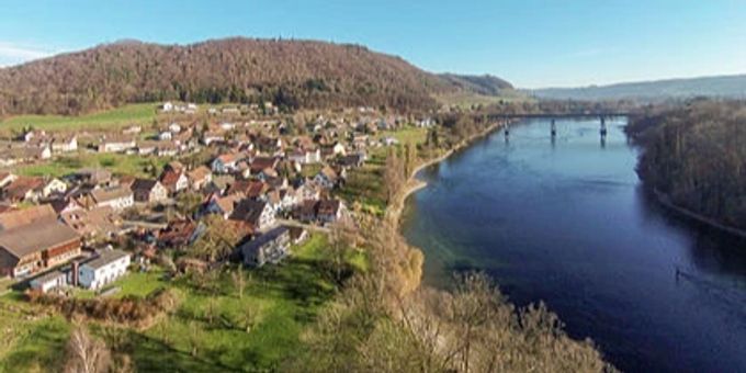 Hemishofen. Im Hintergrund Wolkensteinerberg und rechts Rhein mit Hemishofer Eisenbahnbrücke. Hemishofen