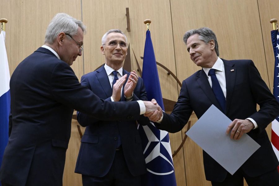 Nato-Generalsekretär Jens Stoltenberg, Finnlands Aussenminister Pekka Haavisto und US-Aussenminister Antony Blinken beim Überreichen der Beitrittsurkunde an Finnland.