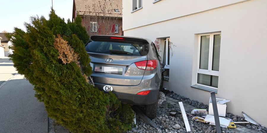 Weite: Auto prallt in Hauswand