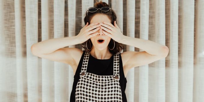 Dieses Leben, das Sie jetzt gerade Leben, müssen Sie nicht so weiterführen, wenn es Sie nicht glücklich macht. Frau macht Augen zu