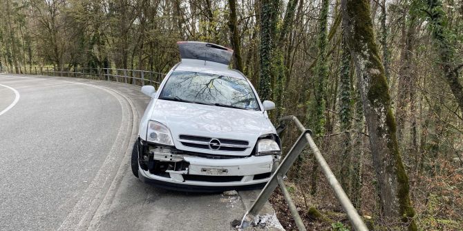 Tegerfelden: Gegen Geländer geprallt