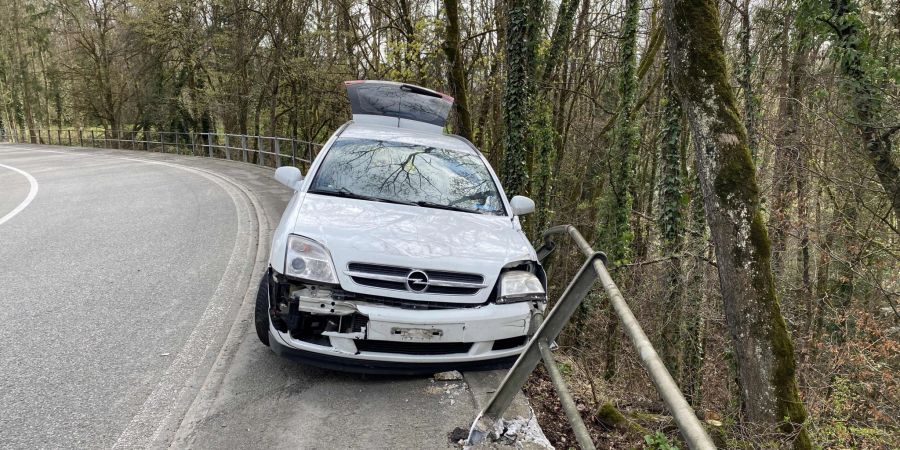 Tegerfelden: Gegen Geländer geprallt