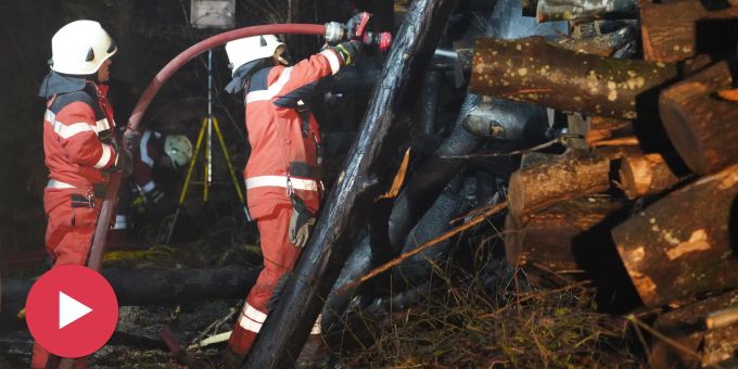 Brand im Wald - Holzhaufen in Embrach ZH fängt Feuer
