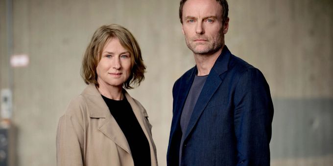 Die Kommissarin Susanne Bonard (Corinna Harfouch) und Karow (Mark Waschke) als Ermittler im «Tatort». Die Kommissarin Susanne Bonard (Corinna Harfouch) und Karow (Mark Waschke) als Ermittler im «Tatort».