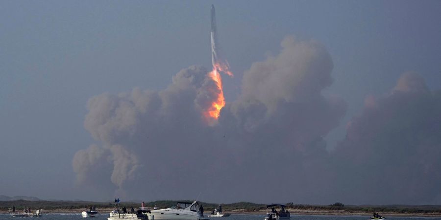 Das Raumschiff «Starship» von SpaceX startet am 20.04.2023 im texanischen Boca Chica - und explodiert nur vier Minuten später.