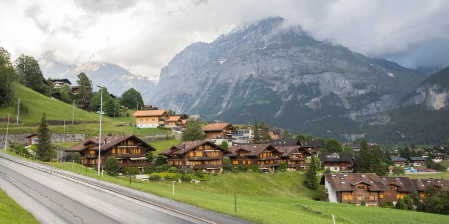 Eine Ortsstrasse in Grindelwald. - Berner Oberland