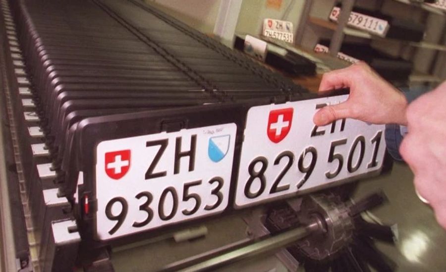 Einem Polen wird nach nur einem Monat Aufenthalt in der Schweiz das Nummernschild gestohlen. (Symbolbild)