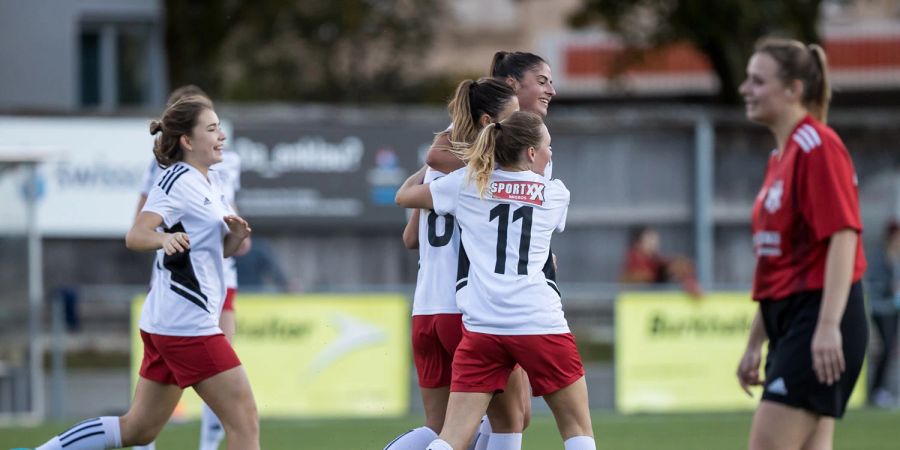 Jubel bei den Frauen des FC Breitenrain im Spiel gegen Münsingen.