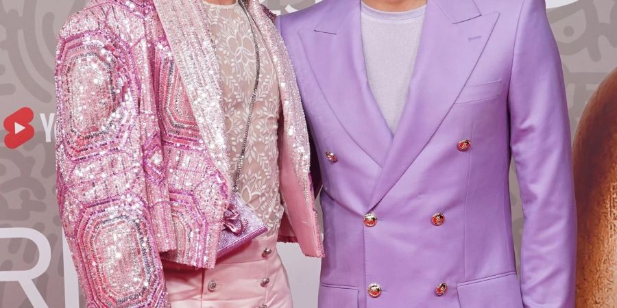 Dustin Lance Black (r) und sein Partner Tom Daley kommen zur Verleihung der Brit Awards 2023 in der O2 Arena.